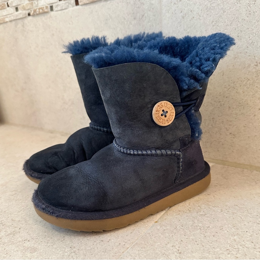 Girls navy blue uggs